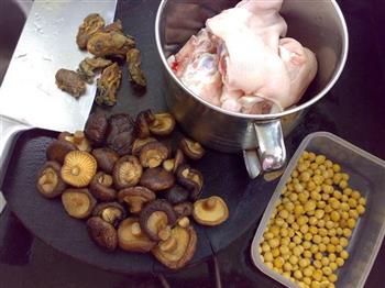 冬菇黄豆猪蹄汤的做法步骤1