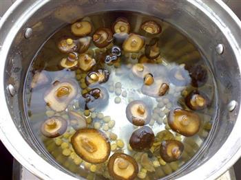 冬菇黄豆猪蹄汤的做法步骤3