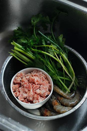 鲜虾猪肉饺子的做法步骤1