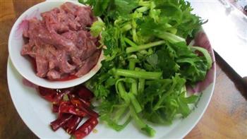 干红椒芹菜炒牛肉的做法步骤1