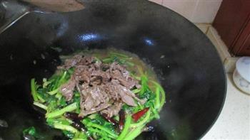 干红椒芹菜炒牛肉的做法步骤5