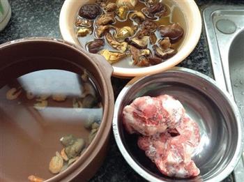 海鲜排骨菌菇汤的做法图解1