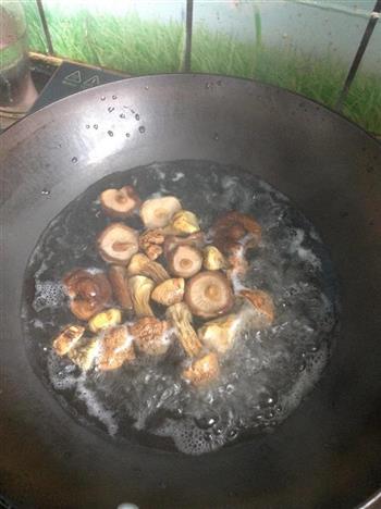 海鲜排骨菌菇汤的做法图解2