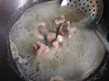 海鲜排骨菌菇汤的做法步骤3