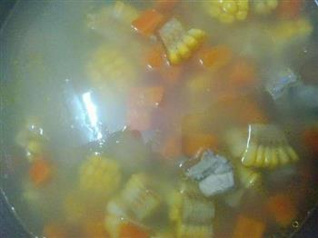 胡萝卜玉米排骨汤的做法步骤4