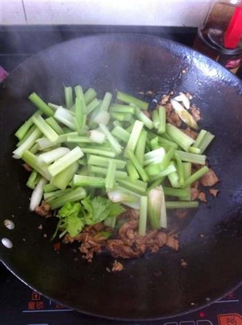 芹菜炒肉片的做法步骤6