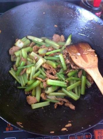 芹菜炒肉片的做法步骤8