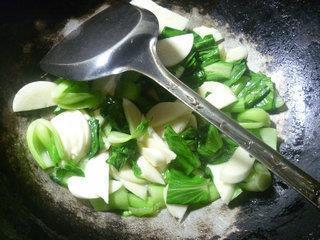 茭白淡菜炒青菜的做法步骤7