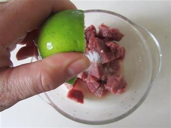 彩椒菱角牛肉粒的做法步骤2