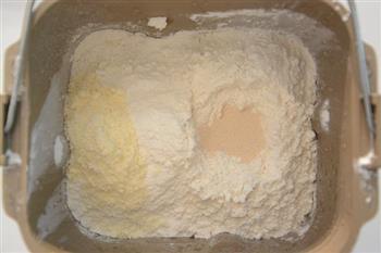 芝麻牛奶面包的做法步骤2