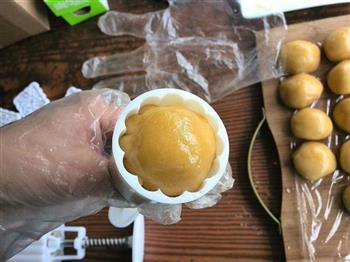 莲蓉蛋黄月饼的做法步骤17