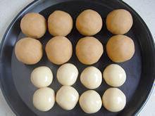 广式蛋黄莲蓉月饼的做法步骤7