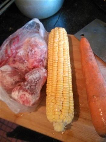 玉米胡萝卜骨头汤的做法步骤1