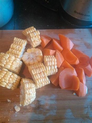 玉米胡萝卜骨头汤的做法图解2