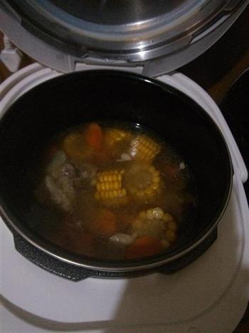 玉米胡萝卜骨头汤的做法步骤6