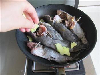 黄骨鱼煮千张的做法步骤2