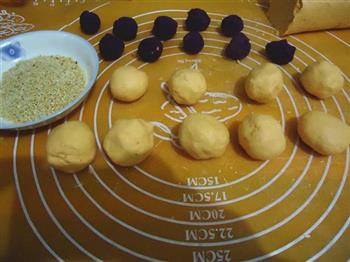 南瓜紫薯芝麻饼的做法步骤5