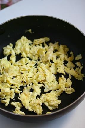 鸡蛋炒三丁的做法步骤2