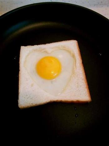 吐司煎蛋--用食物表达爱的做法步骤5