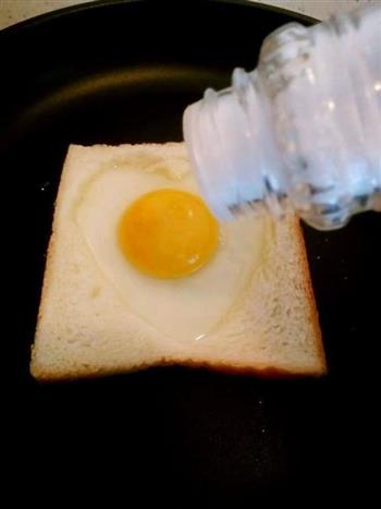 吐司煎蛋--用食物表达爱的做法步骤6