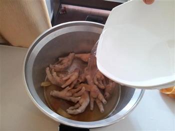 电锅盐焗鸡爪的做法步骤2