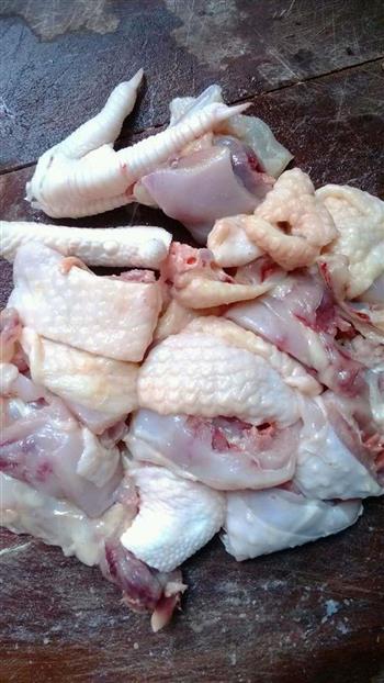 板栗焖鸡肉的做法图解2