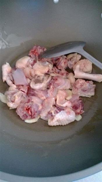 板栗焖鸡肉的做法步骤4