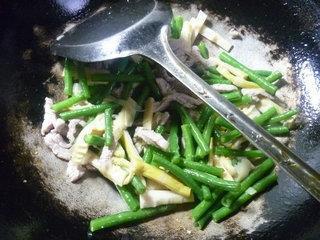 瘦肉丝羊尾笋炒带豆的做法步骤9