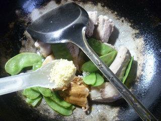 扁豆炒排骨的做法步骤9