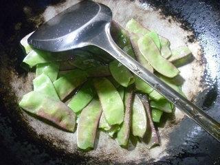 扁豆炒白菜芯的做法步骤4