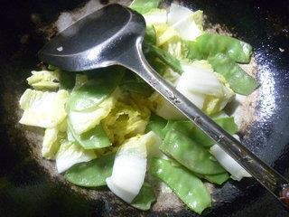扁豆炒白菜芯的做法步骤7