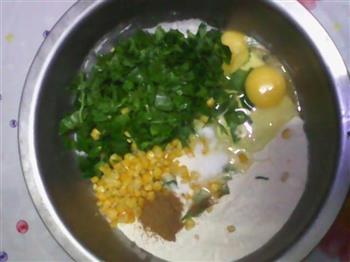 芹菜叶玉米粒煎饼的做法步骤2