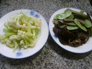 黑木耳扁豆炒花菜的做法步骤1