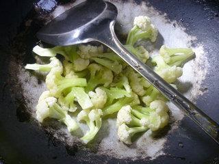 黑木耳扁豆炒花菜的做法步骤2