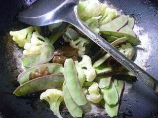 黑木耳扁豆炒花菜的做法图解3