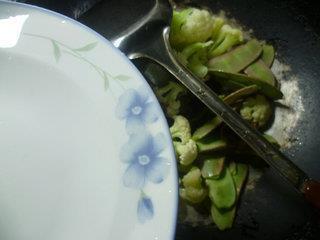 黑木耳扁豆炒花菜的做法步骤4