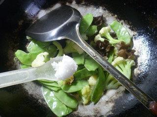 黑木耳扁豆炒花菜的做法图解7