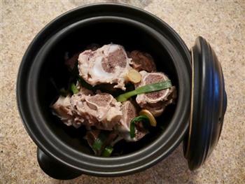 猪骨菌菇汤的做法步骤2