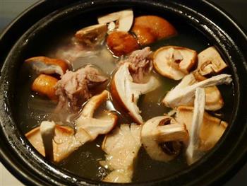猪骨菌菇汤的做法步骤4