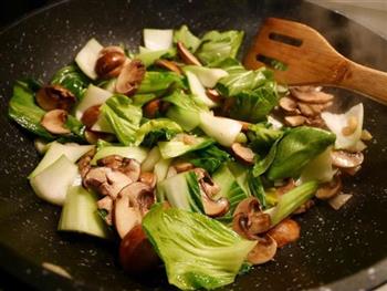 青菜蘑菇炒肉片的做法步骤4
