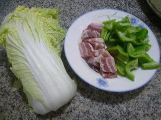 咸肉青椒炒白菜的做法步骤1