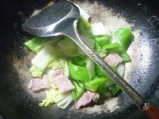 咸肉青椒炒白菜的做法步骤7