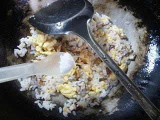 鸡蛋香菇炒饭的做法步骤9