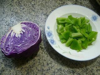 青椒炒紫甘蓝的做法步骤1