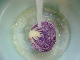 青椒炒紫甘蓝的做法步骤2