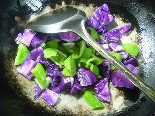 青椒炒紫甘蓝的做法步骤5