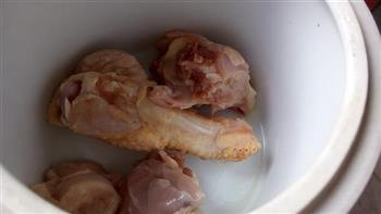 桂圆红枣莲子枸杞炖鸡汤的做法步骤1