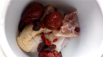 桂圆红枣莲子枸杞炖鸡汤的做法步骤3