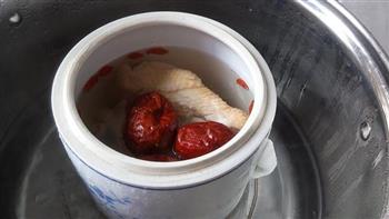桂圆红枣莲子枸杞炖鸡汤的做法步骤5
