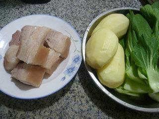 青菜五花肉土豆汤的做法图解1